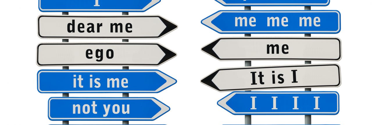 Nehogy észrevegye bárki! Inkább a nárcizmus…